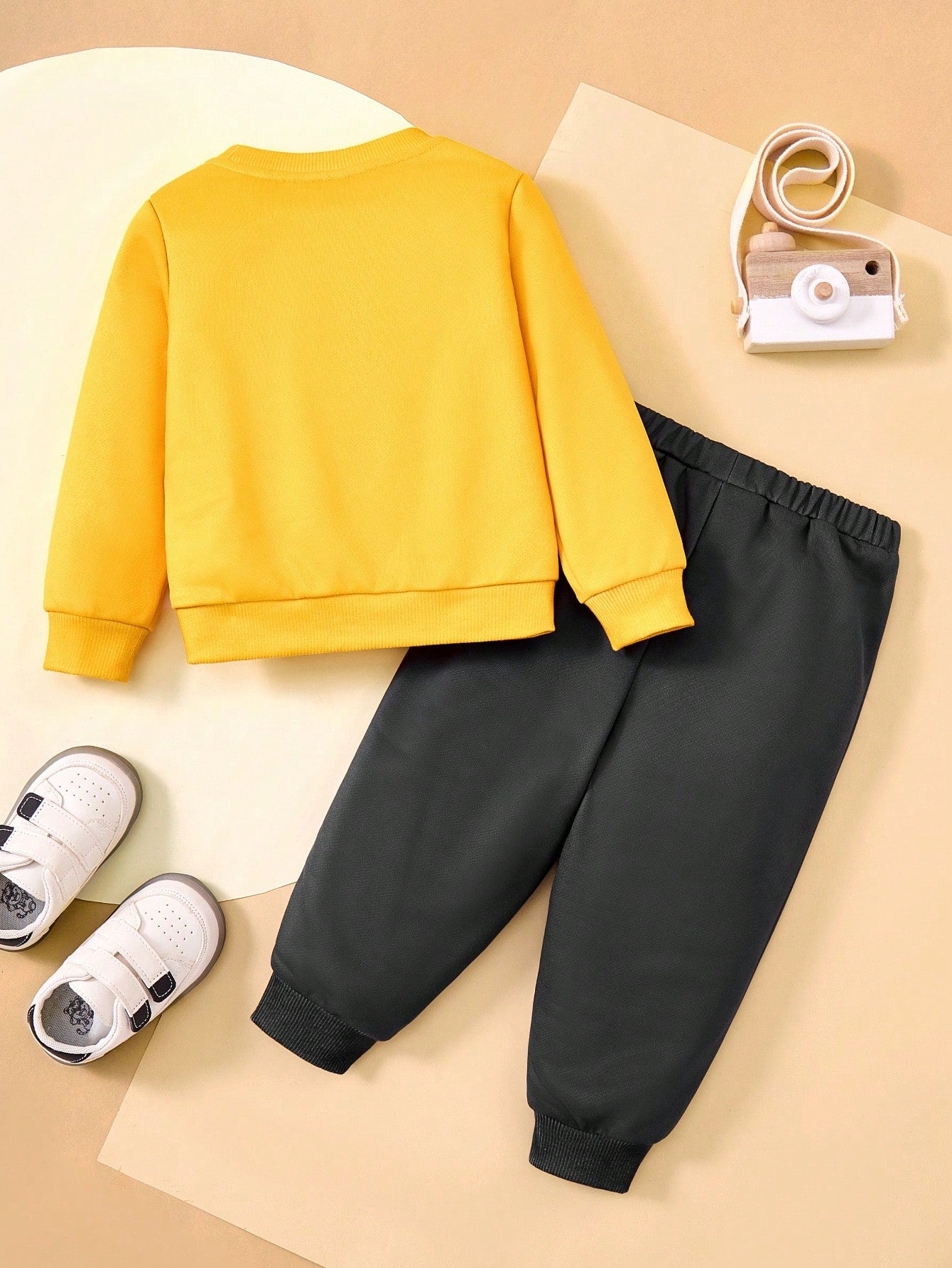 CoComelon X 2pcs Baby Boy Cute Cartoon Boy And Dog Graphic Yellow Sweatshirt & Grey Funny Print Pants Set, Casual For Autumn/Winter