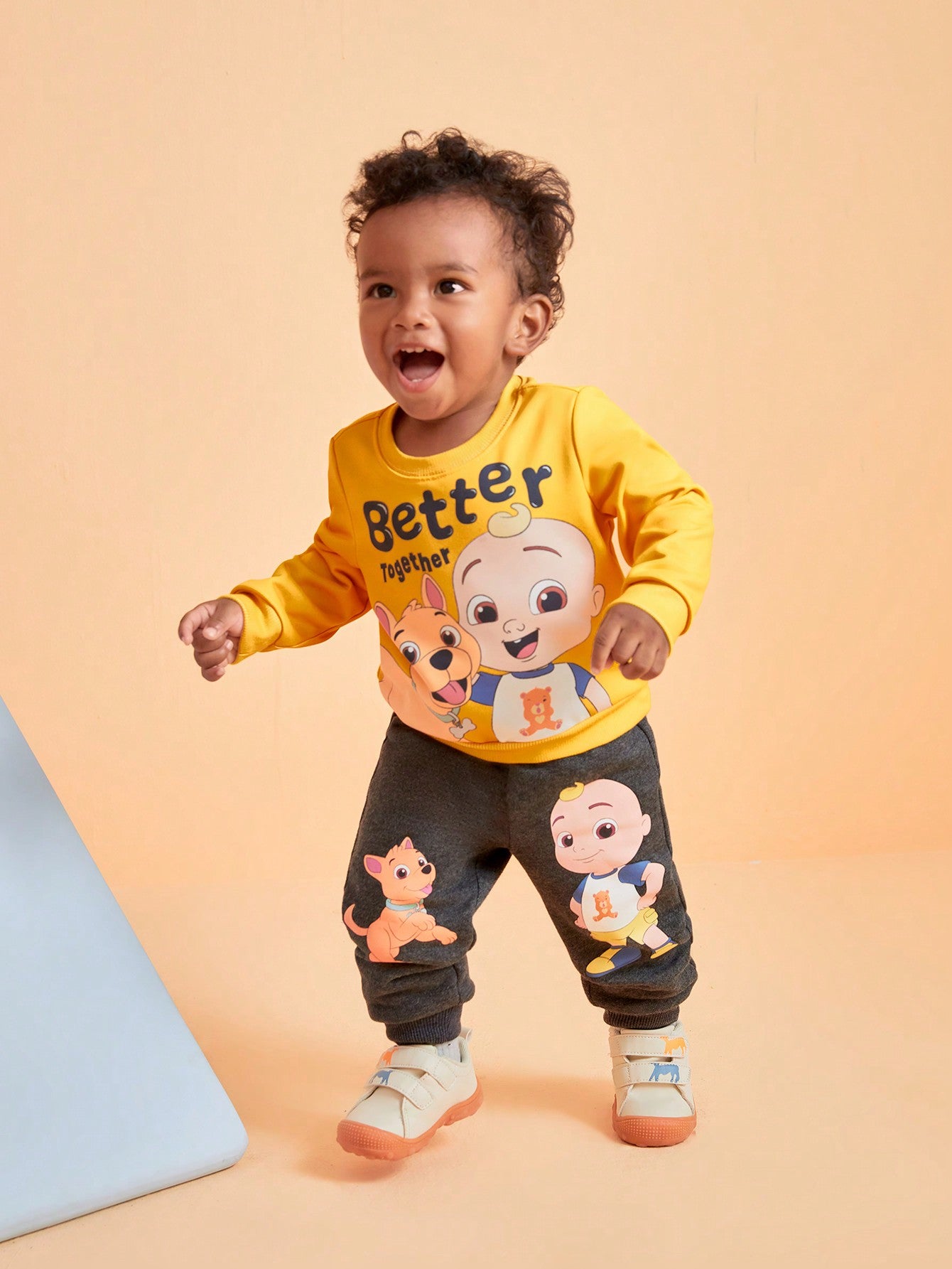 CoComelon X 2pcs Baby Boy Cute Cartoon Boy And Dog Graphic Yellow Sweatshirt & Grey Funny Print Pants Set, Casual For Autumn/Winter