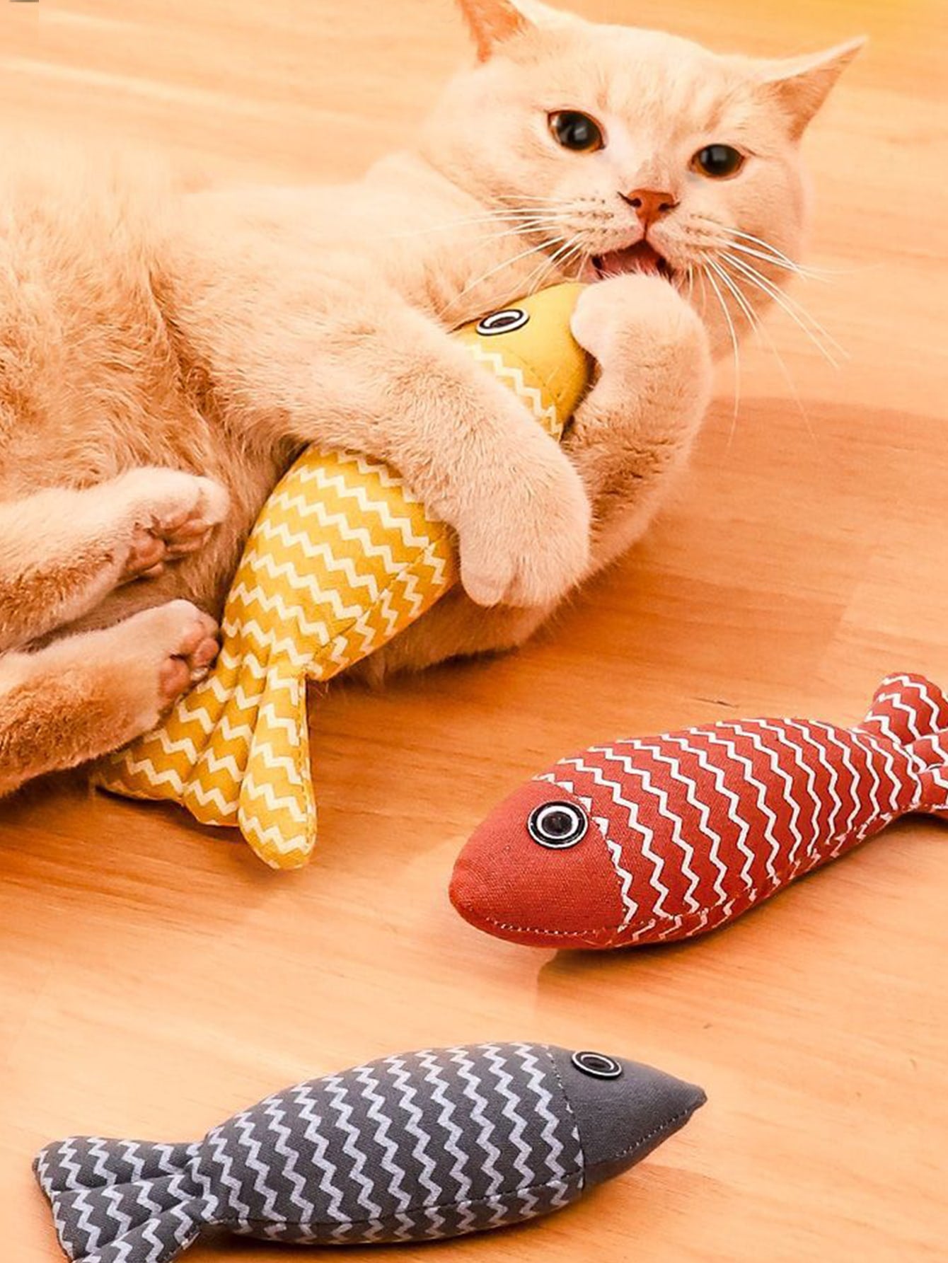 Includes Catnip Simulated Cloth Fish Interactive Cat Toy