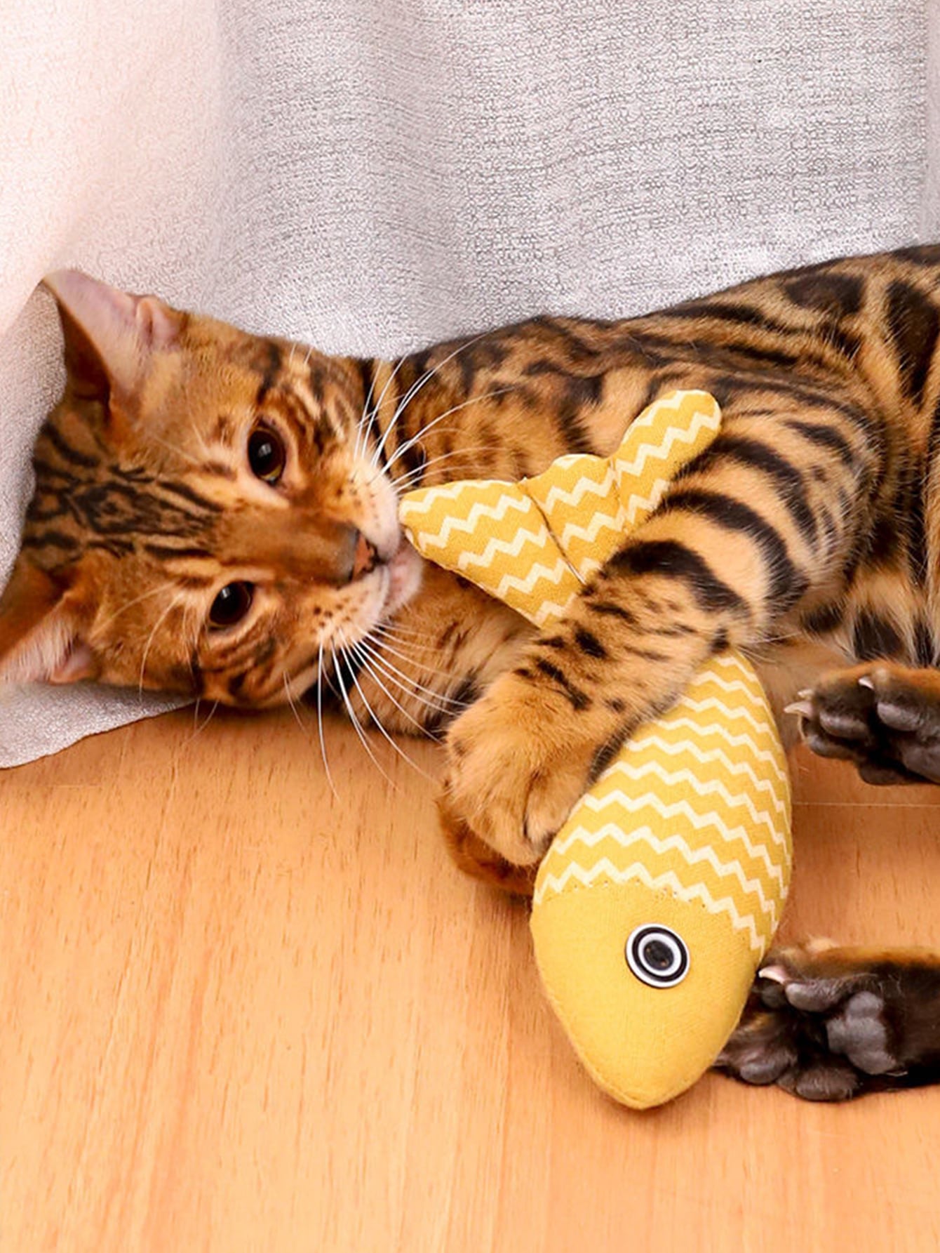 Includes Catnip Simulated Cloth Fish Interactive Cat Toy