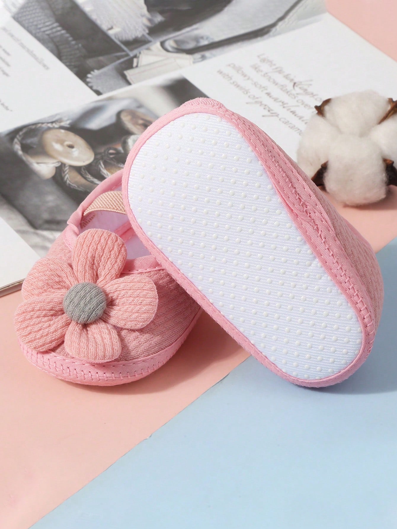 1 Pair Of Infant Shoes, Suitable For Indoor Anti-Slip Learning To Walk, Soft Flat Shoes For Infants, Simple And Solid Color Design Of Lovely Flowers.