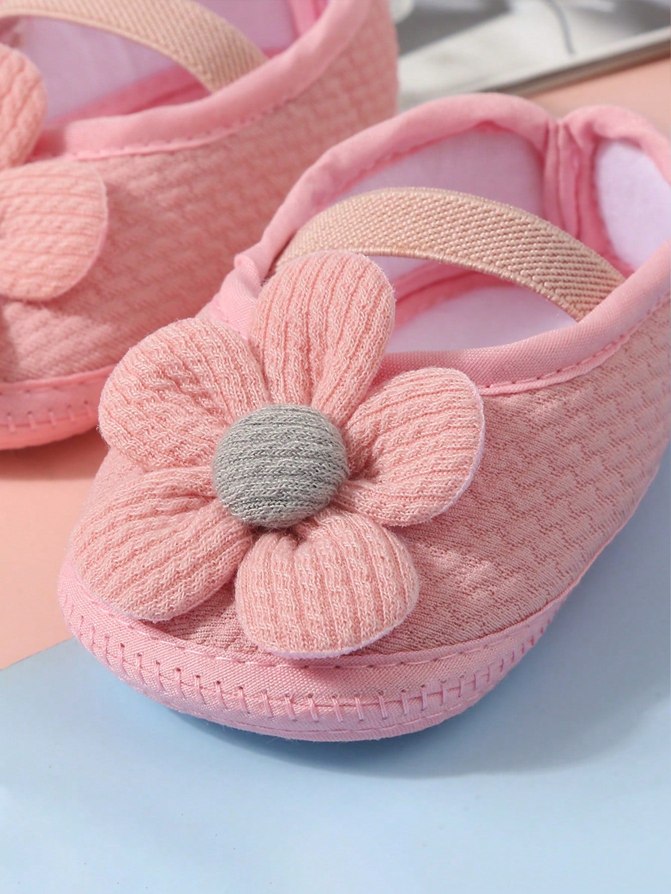 1 Pair Of Infant Shoes, Suitable For Indoor Anti-Slip Learning To Walk, Soft Flat Shoes For Infants, Simple And Solid Color Design Of Lovely Flowers.