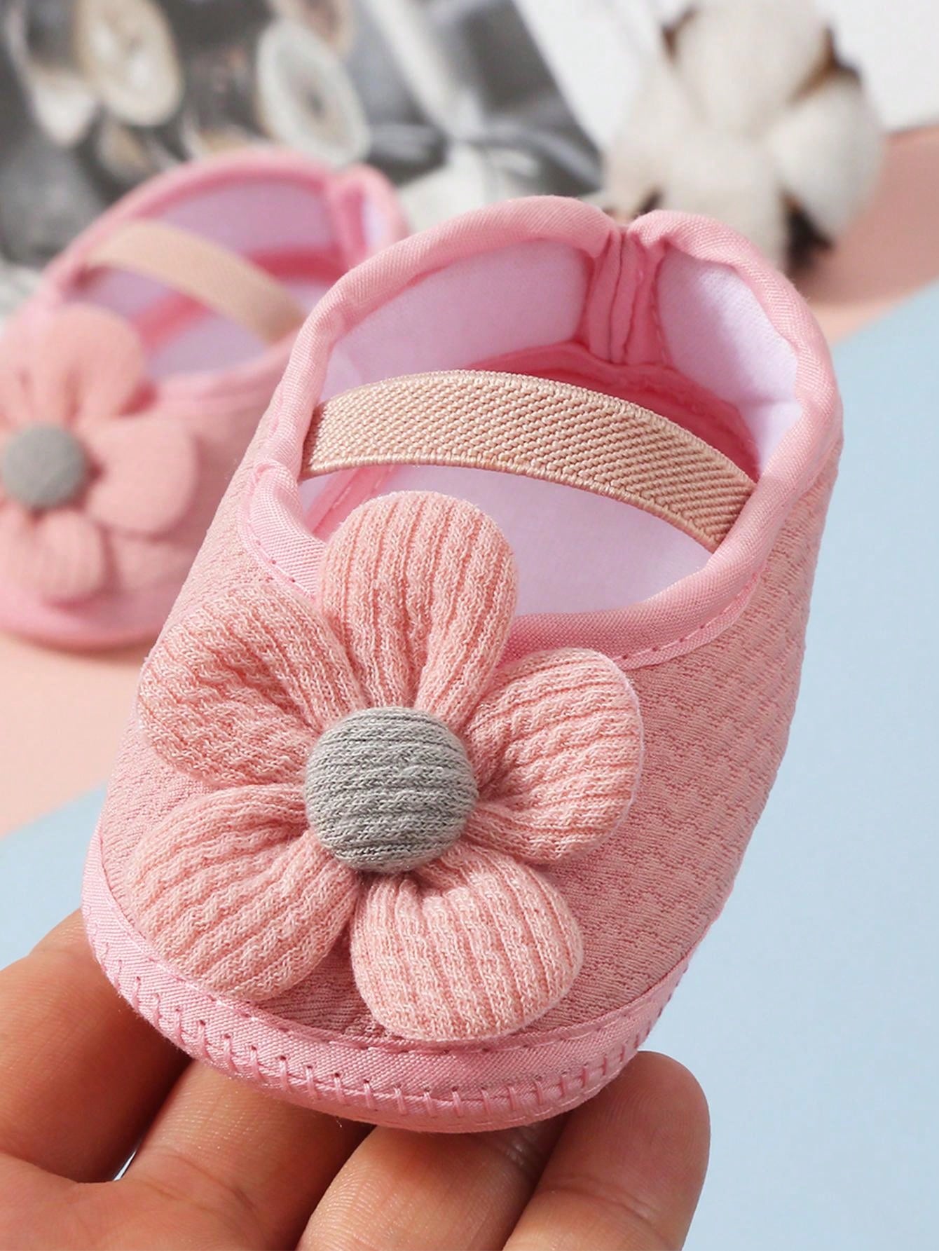 1 Pair Of Infant Shoes, Suitable For Indoor Anti-Slip Learning To Walk, Soft Flat Shoes For Infants, Simple And Solid Color Design Of Lovely Flowers.