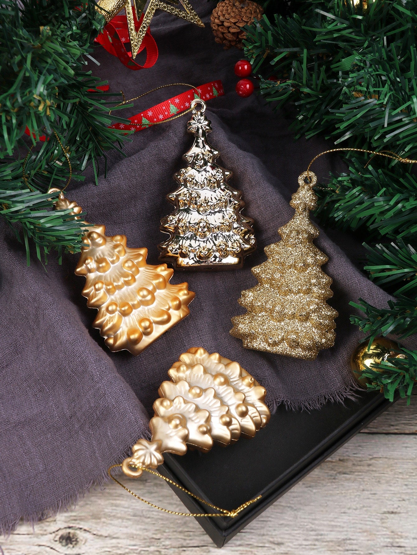 6pcs Metallic Christmas Tree Shaped Hanging Decoration